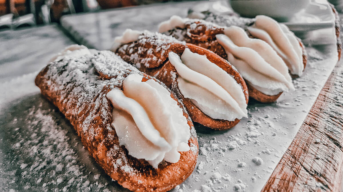 Cannoli sicilian food 