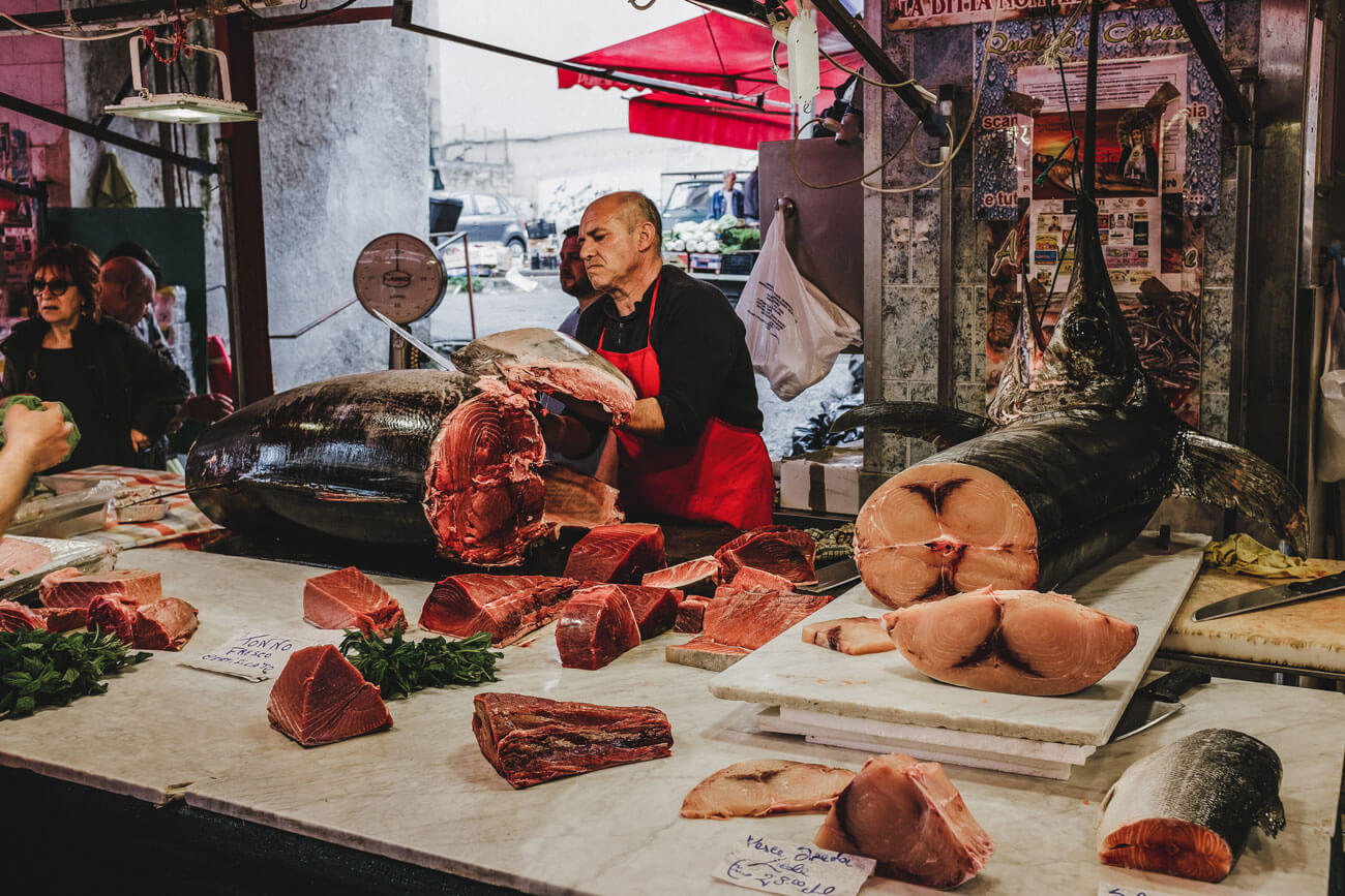 local man cut big fish on the catania fish market