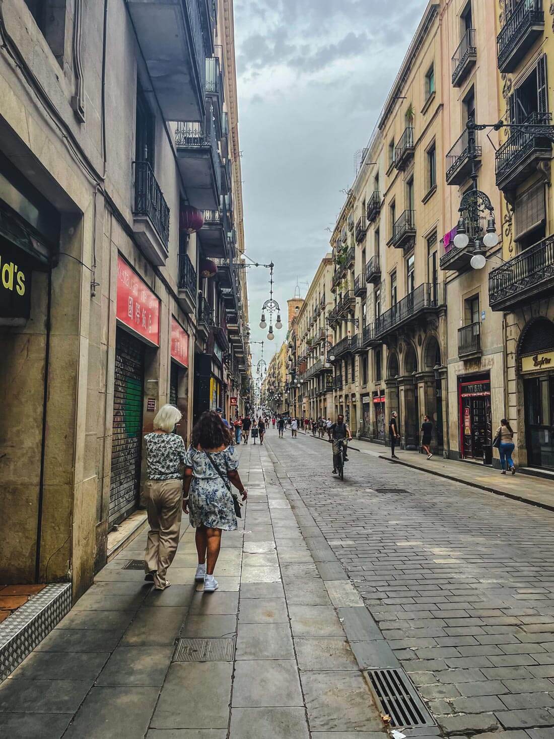 5 days in barcelona street