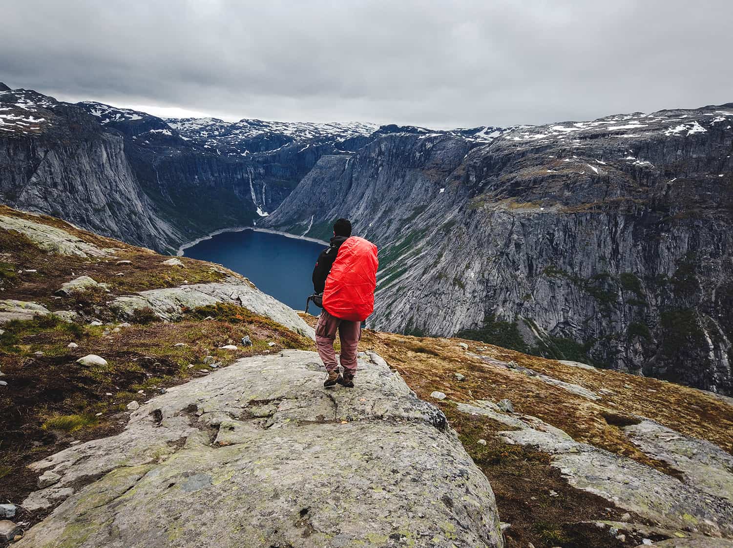 norway hiking trolltunga 