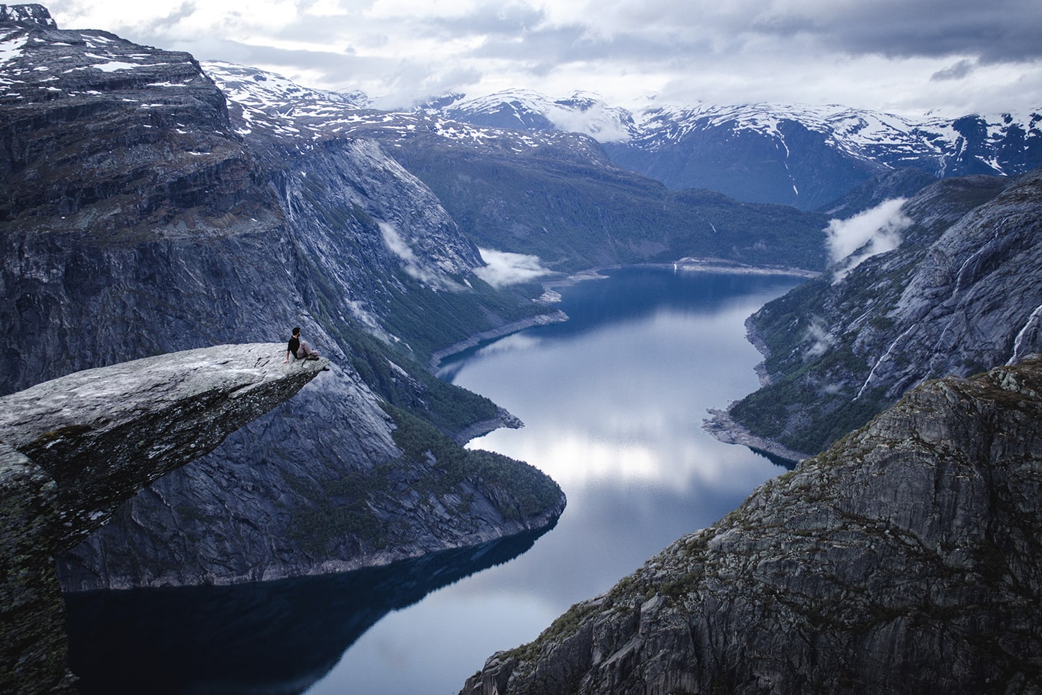 trolltunga cliff