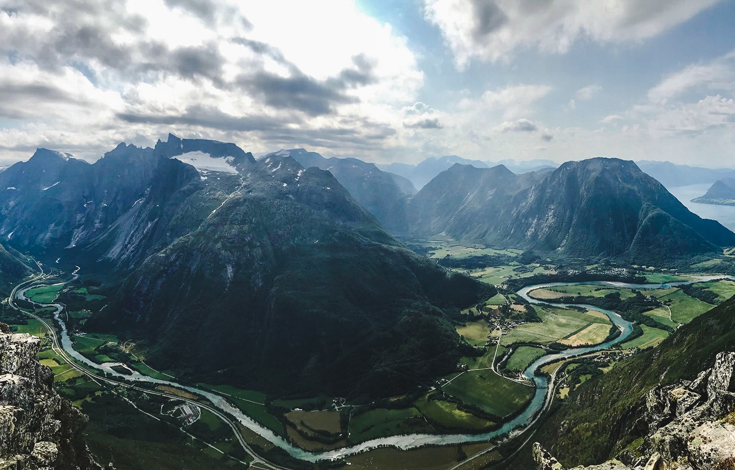 HIKING ROMSDALSEGGEN RIDGE