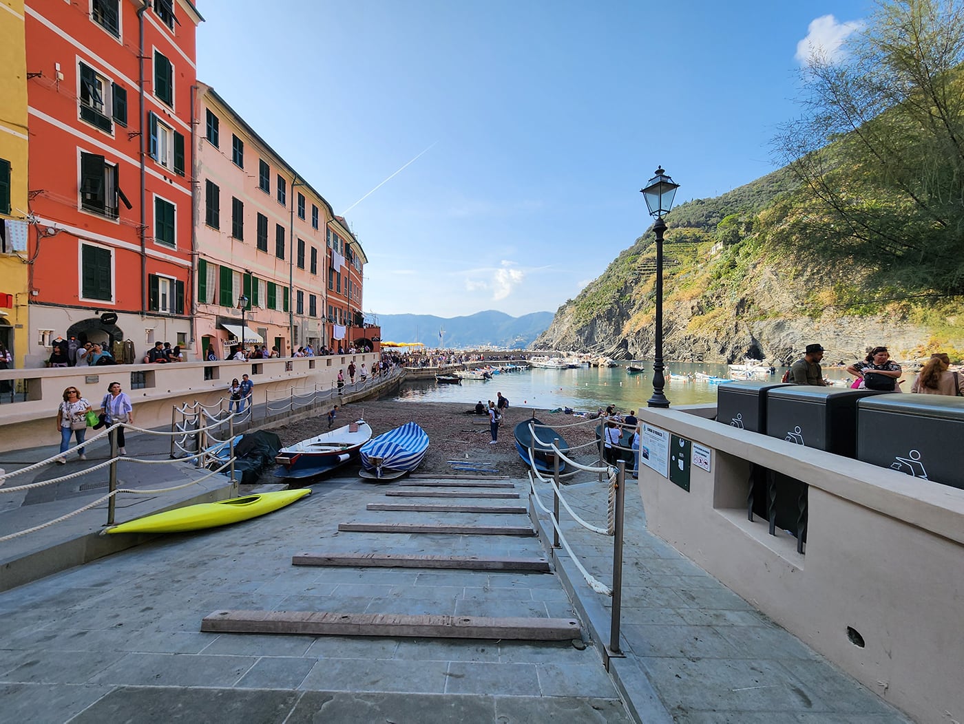 Vernazza port in cinque